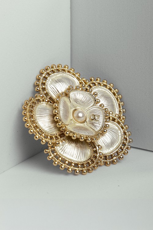 Sixdo White Petal Brooch